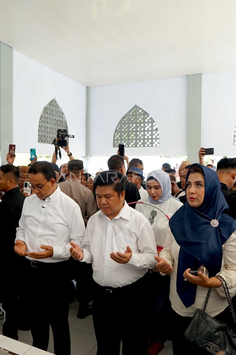 Anies Baswedan Ziarah Makam Nani Wartabone ANTARA Foto