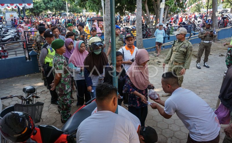 ANTRE PEMBAGIAN DAGING KURBAN DI PEKALONGAN ANTARA Foto