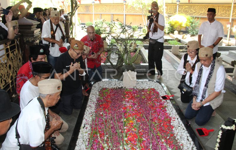 Tradisi Cengbeng Ke Makam Gus Dur Di Jombang Antara Foto