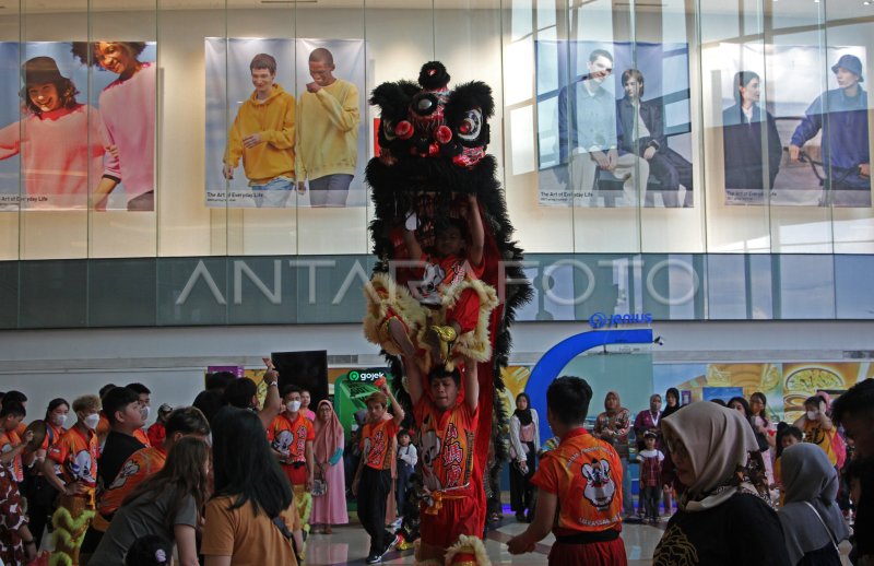 ATRAKSI BARONGSAI DI PUSAT PERBELANJAAN ANTARA Foto