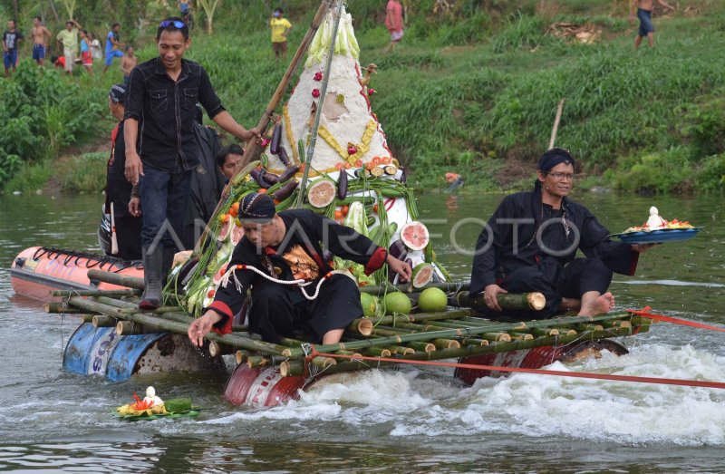 Larung Sesaji Antara Foto