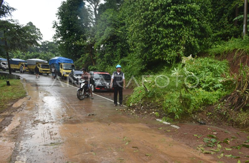 JALUR WISATA SERANG ANYER TERTUTUP LONGSOR ANTARA Foto