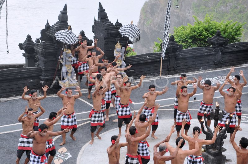 TARI KECAK ULUWATU DIBUKA KEMBALI ANTARA Foto