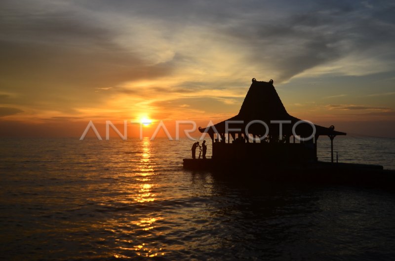 PESONA MATAHARI TENGGELAM DI PANTAI SEMAT JEPARA ANTARA Foto