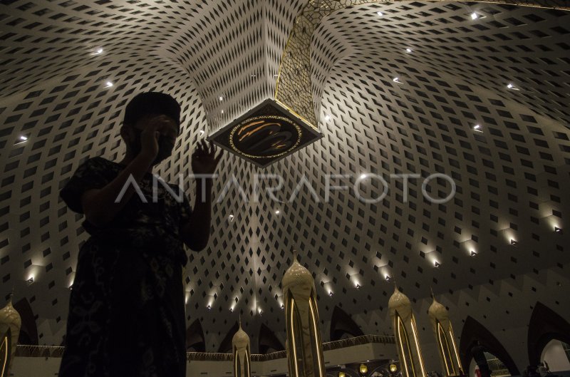 TARAWIH PERTAMA DI MASJID AL JABBAR BANDUNG ANTARA Foto