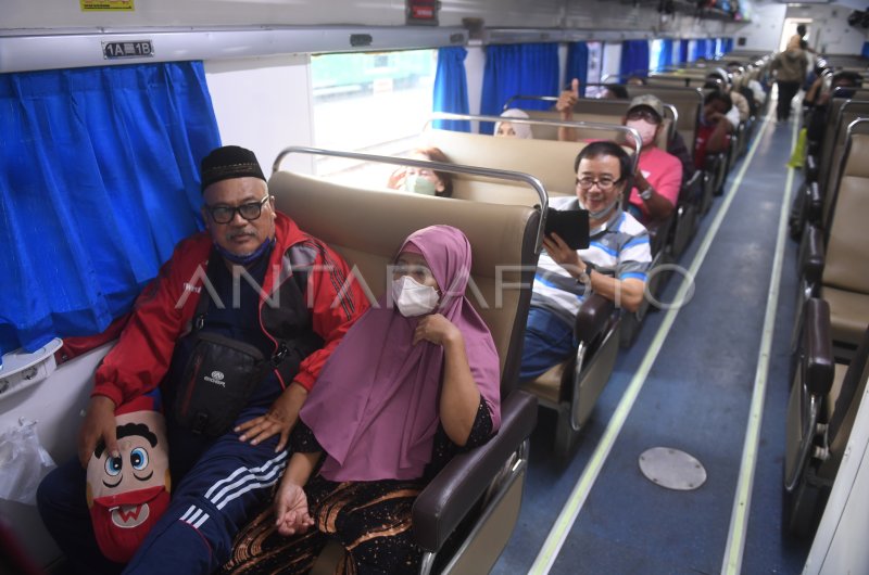 Arus Mudik Idul Adha Di Stasiun Pasar Senen Antara Foto