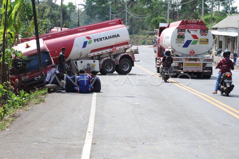 Kecelakaan Truk Tangki Pertamina Antara Foto