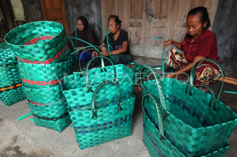 KERAJINAN ANYAMAN DARI LIMBAH JANUR PLASTIK ANTARA Foto