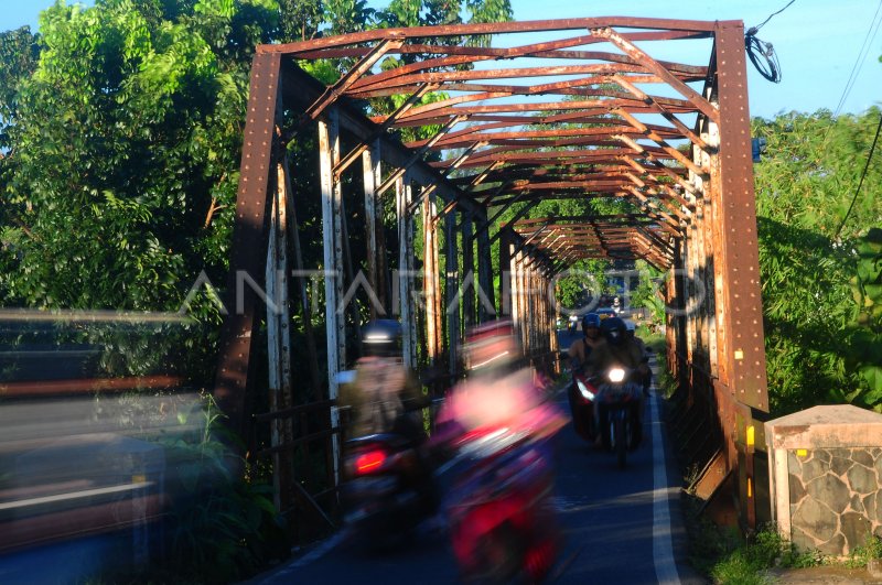 Jembatan Besi Peninggalan Kolonial Belanda Antara Foto