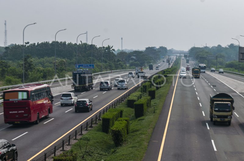 Jalan Tol Menuju Pelabuhan Merak Ramai Lancar Antara Foto