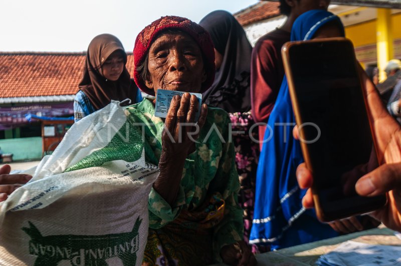 Penyaluran Program Bantuan Pangan 2023 ANTARA Foto