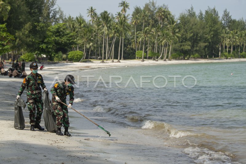 TARUNA AAL BERSIH PANTAI DI BINTAN ANTARA Foto