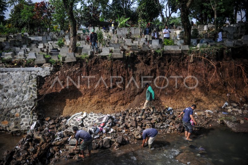 PEMAKAMAN LONGSOR DI BANDUNG ANTARA Foto