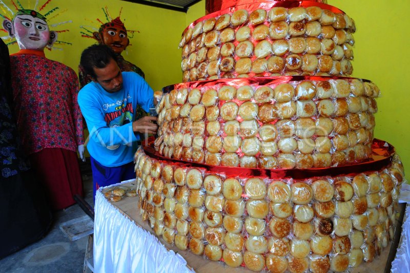 TRADISI SEBARAN APEM YAA QOWIYYU ANTARA Foto