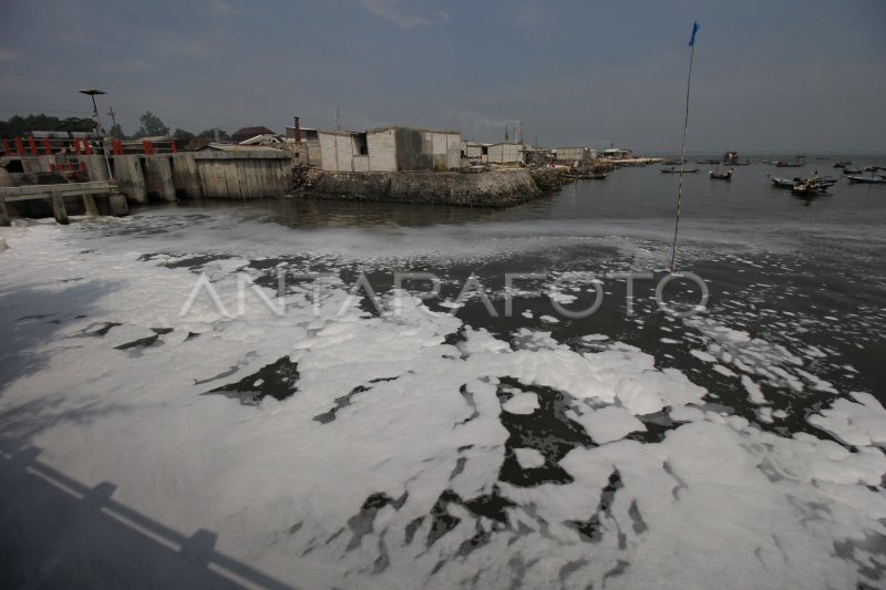 LIMBAH DI PANTAI KENJERAN ANTARA Foto