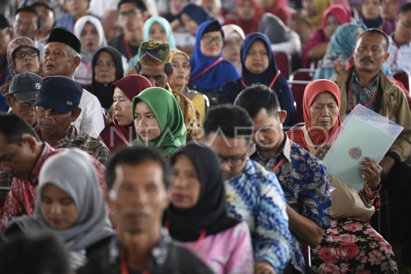 Presiden Serahkan Sertifikat Tanah Antara Foto