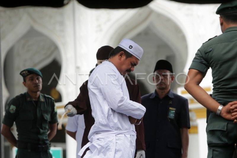 HUKUMAN CAMBUK PENEGAKAN SYARIAT ISLAM DI ACEH ANTARA Foto