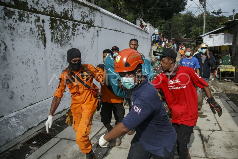 PENEMUAN KORBAN TANAH LONGSOR ANTARA Foto