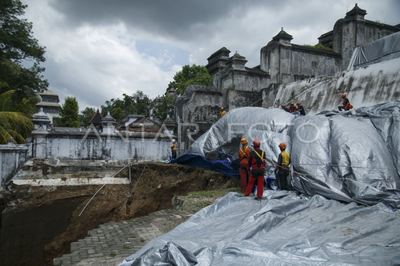 Antisipasi Longsor Susulan Makam Raja Mataram Antara Foto