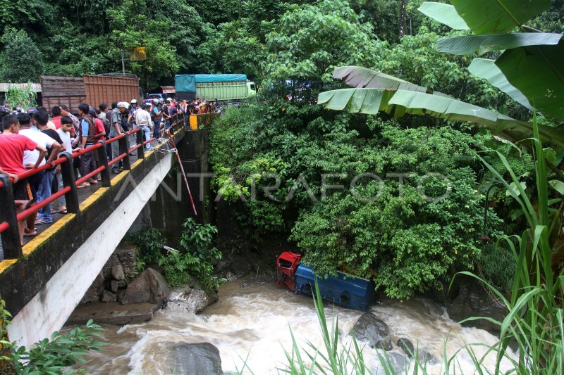 Truk Tangki Air Masuk Jurang Antara Foto