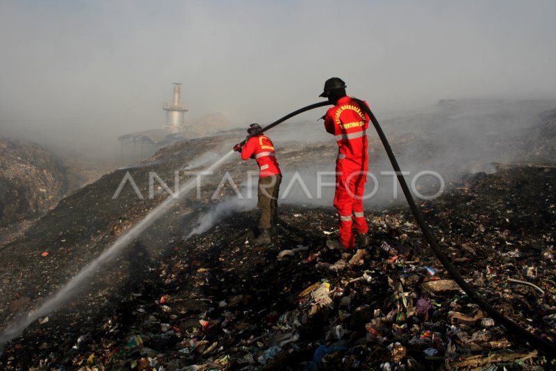 PENANGANAN KEBAKARAN SAMPAH DI TPA ANTANG ANTARA Foto