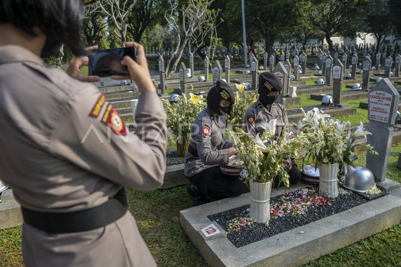 POLRI GELAR UPACARA ZIARAH MAKAM PAHLAWAN ANTARA Foto