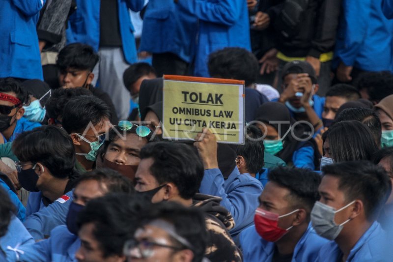 AKSI TOLAK UU CIPTA KERJA DI PEKANBARU ANTARA Foto