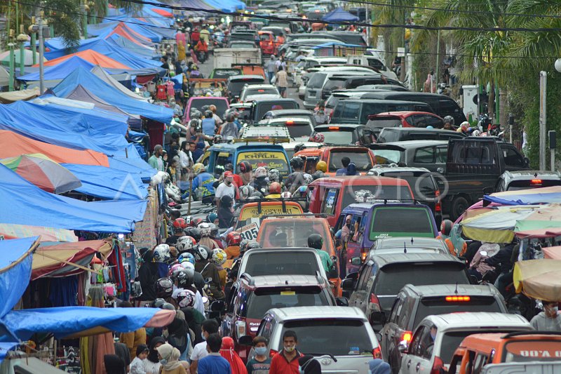 PASAR RAYA PADANG JELANG LEBARAN ANTARA Foto