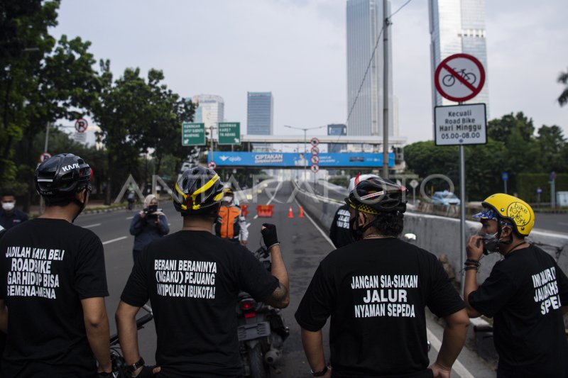 Pencopotan Rambu Jalur Khusus Road Bike Antara Foto