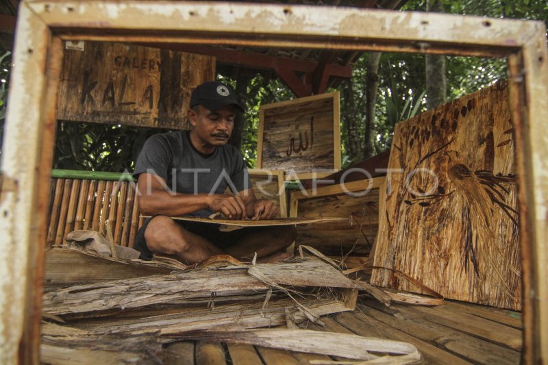 LUKISAN DARI PELEPAH PISANG KERING ANTARA Foto