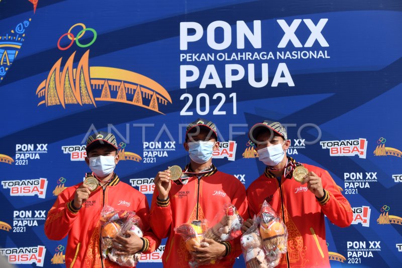 MEDALI EMAS PANJAT TEBING SPEED RELAY PUTRA PON PAPUA ANTARA Foto