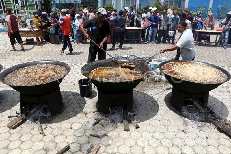 Memasak Kuah Beulangong Pada Tradisi Maulid Aceh Antara Foto