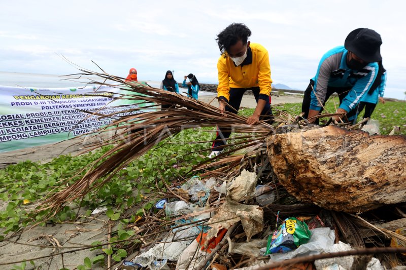 Bersihkan Sampah Pantai Wisata Antara Foto