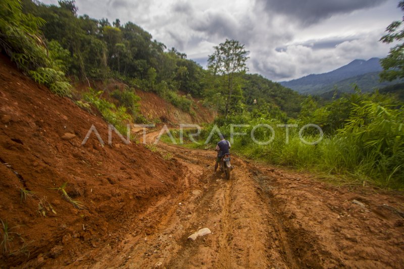 Dampak Tanah Longsor Di Kabupaten Hulu Sungai Tengah Antara Foto