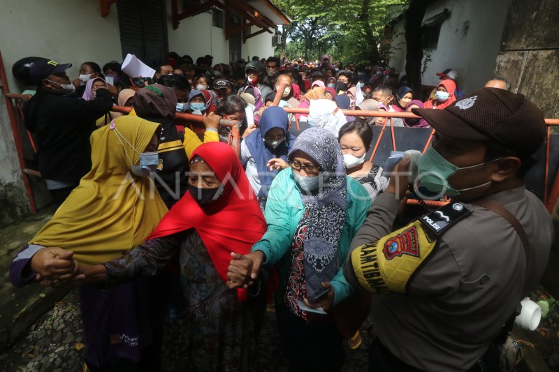 Penyaluran Dana Bantuan Program Sembako Antara Foto