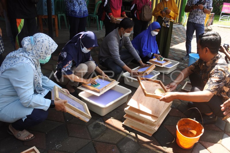 Daur Ulang Sampah Kertas Antara Foto