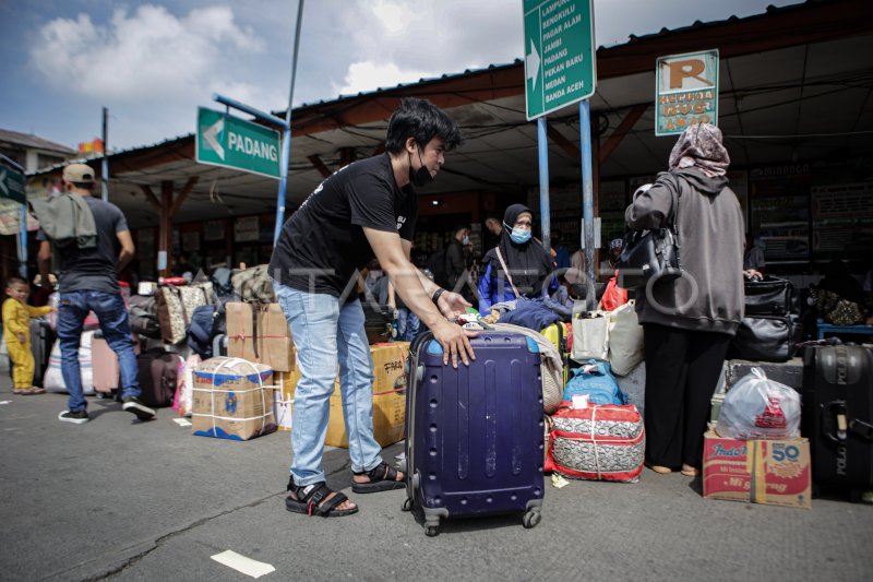 TERMINAL BUS MULAI RAMAI OLEH PEMUDIK ANTARA Foto