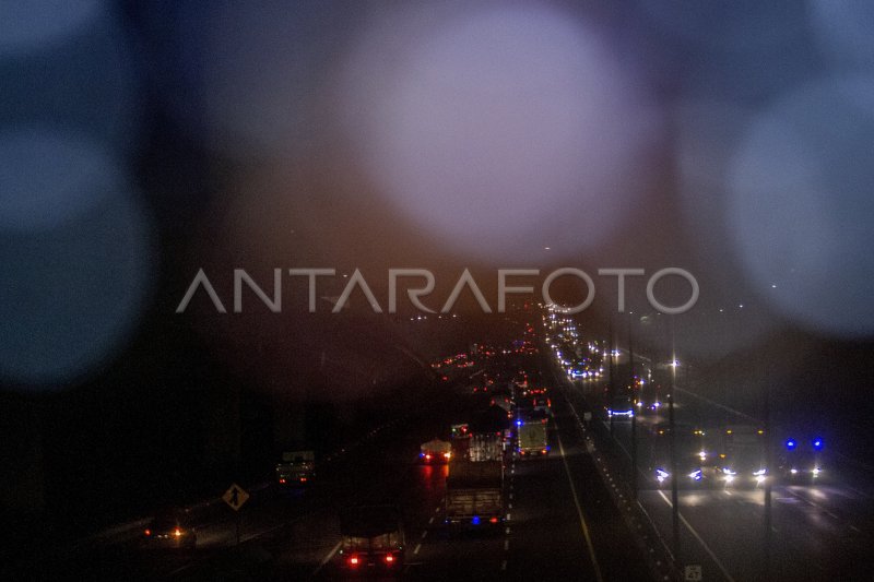 Arus Lalu Lintas Tol Jakarta Cikampek Terpantau Ramai Antara Foto