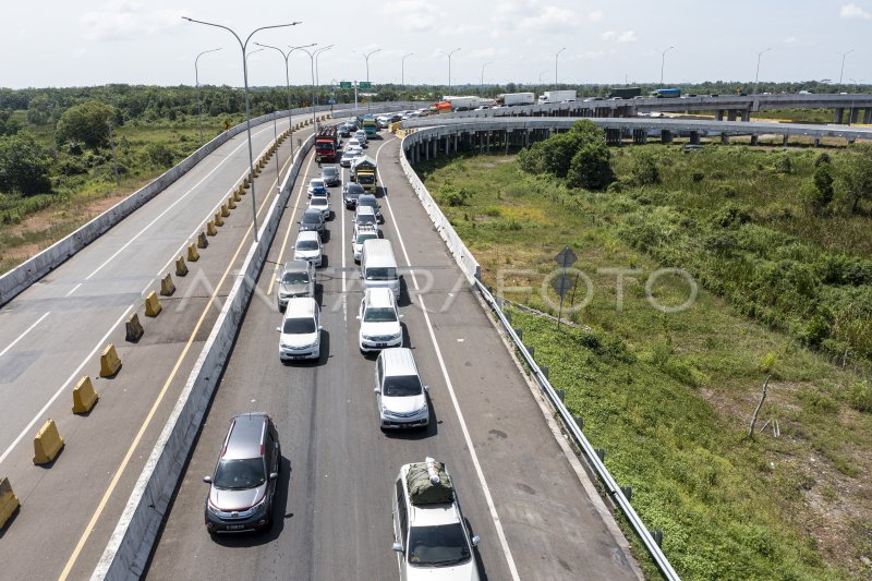 Antrean Kendaraan Di Gerbang Tol Kramasan Antara Foto