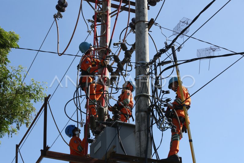 Perawatan Jaringan Listrik Jelang Idul Fitri Antara Foto