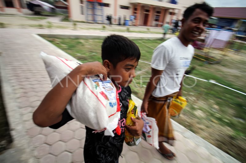 PEMBAGIAN ZAKAT DAN BINGKISAN UNTUK PENGUNGSI ROHINGYA ANTARA Foto