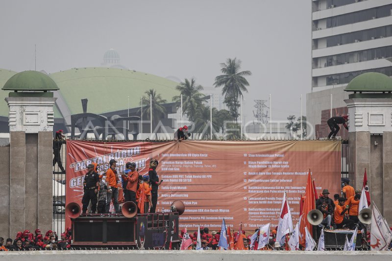 UNJUK RASA BURUH DI DEPAN GEDUNG DPR ANTARA Foto