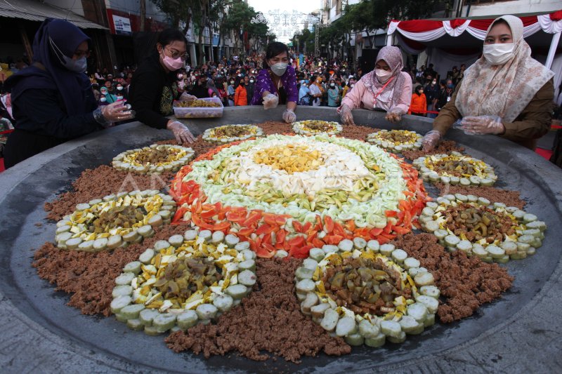 Festival Rujak Uleg Di Kota Surabaya Antara Foto