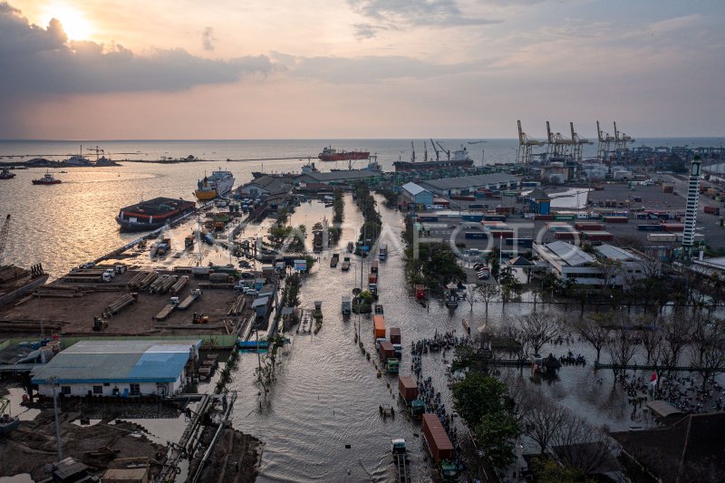 Banjir Rob Kembali Merendam Kawasan Pelabuhan Tanjung Emas Semarang