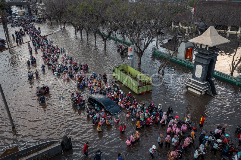 Banjir Rob Kembali Merendam Kawasan Pelabuhan Tanjung Emas Semarang