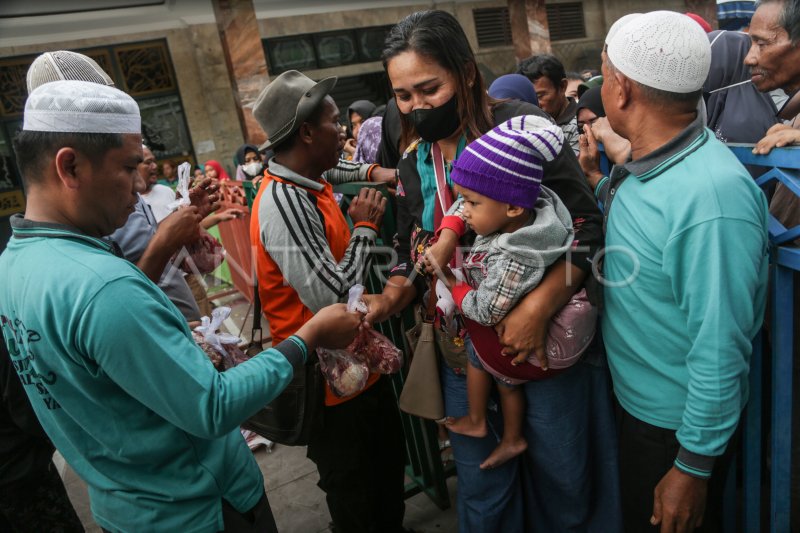 PEMBAGIAN DAGING KURBAN DI PALANGKA RAYA ANTARA Foto