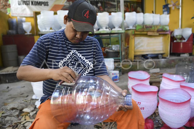 Ubah Limbah Plastik Jadi Pot Bernilai Ekonomi Antara Foto