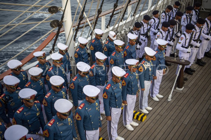 Tabur Bunga Untuk Kri Nanggala Di Perairan Laut Bali Antara Foto