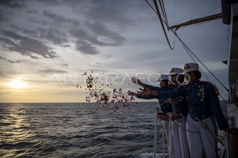 Tabur Bunga Untuk Kri Nanggala Di Perairan Laut Bali Antara Foto