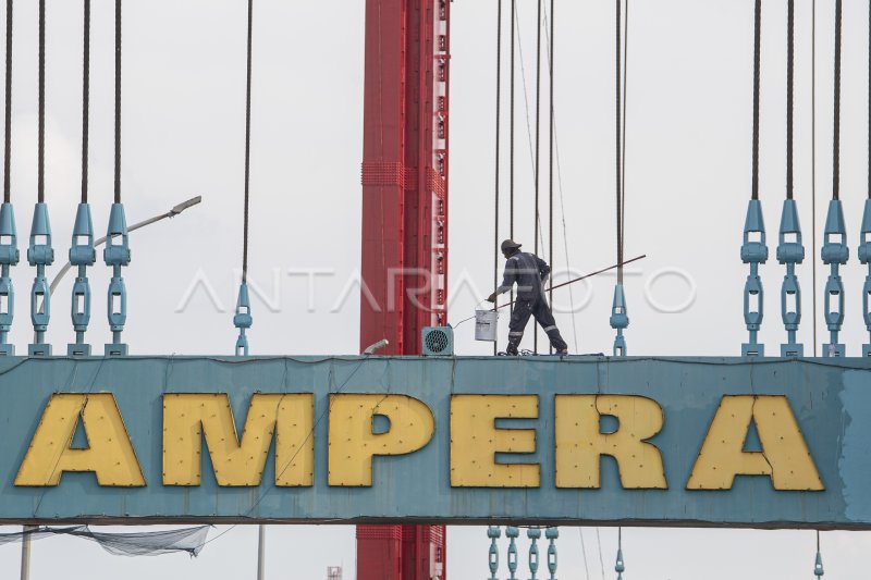 Pengecatan Jembatan Ampera Antara Foto